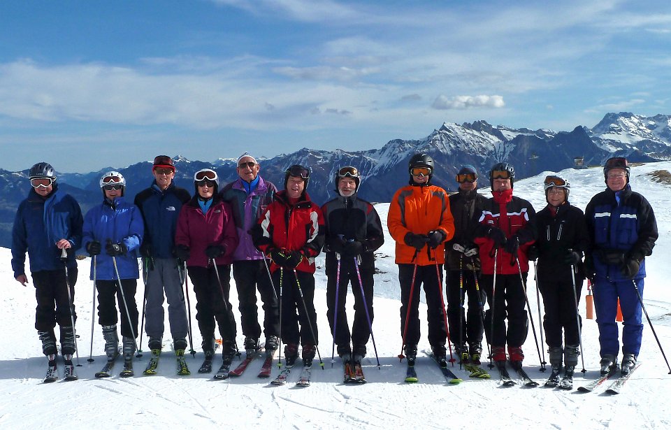 010.jpg - Die "Genussskifahrer" in 2220 m Höhe vor dem Hintergrund der Graubündener Alpen.