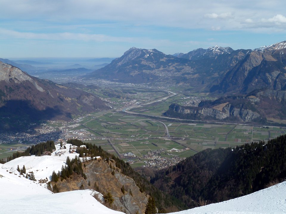 020.jpg - Blick auf den Rhein. links vorn auf dem Felsen: der Weiler "Furt"