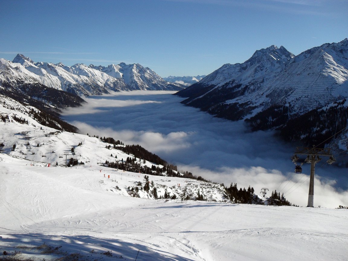 001.jpg - Wolkendecke über dem Tal