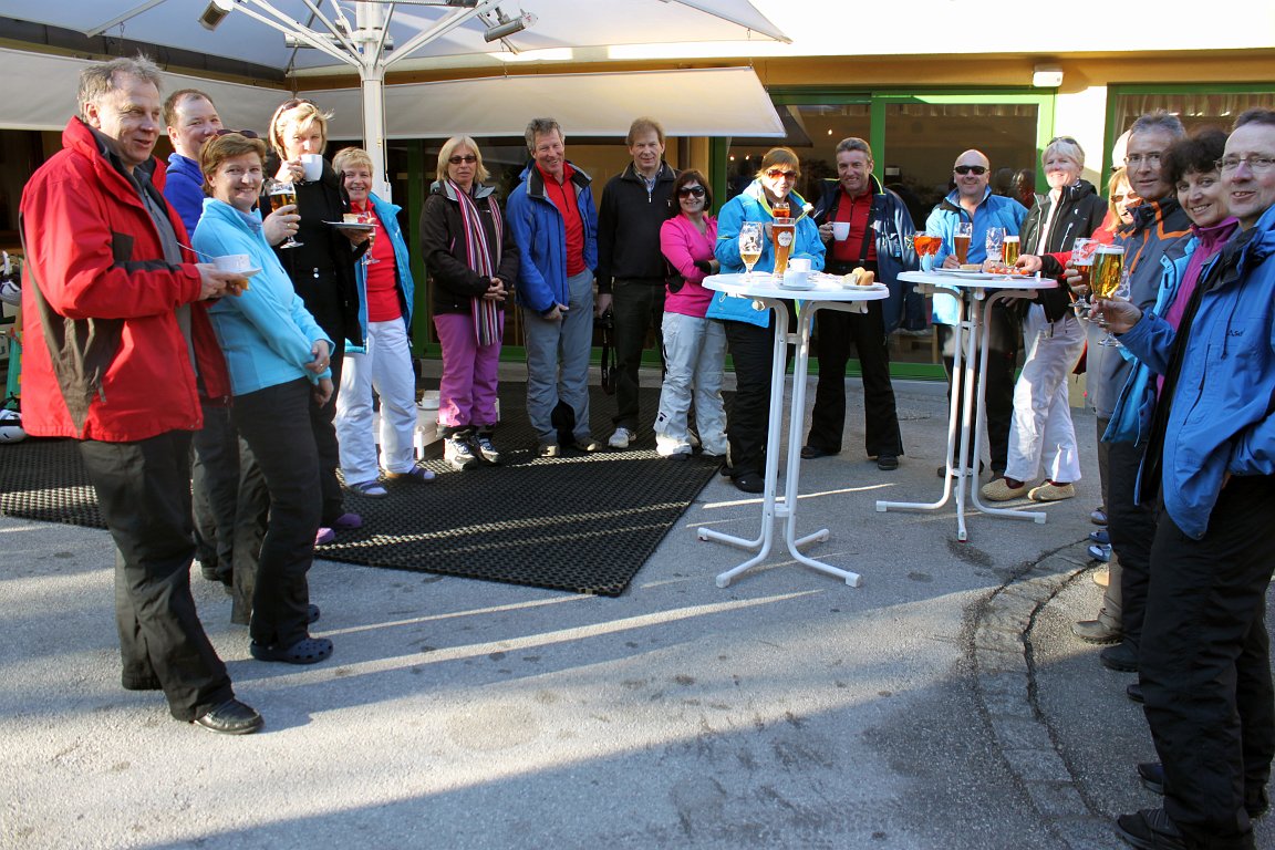 img_0146.jpg - Zurück vom Skifahren genossen viele die Kaffee-bzw. Bierjause im Freien vor dem Hotel