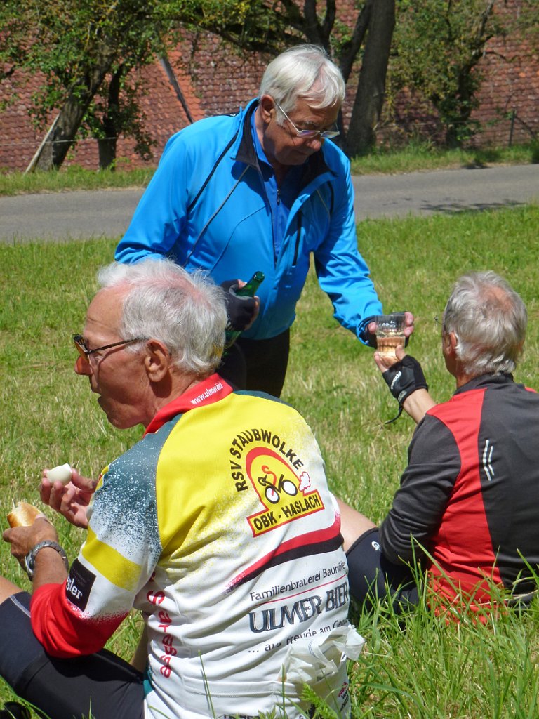 059.jpg - Erich hat tatsächlich eine Flasche "Oberkircher" dabei