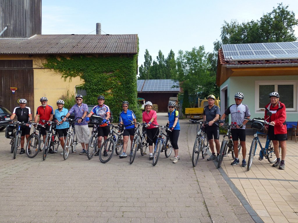 180.jpg - Abfahrt am Brühlhof zur 4. Tour. Josef und Uta Erdrich fehlen, sie fotografieren