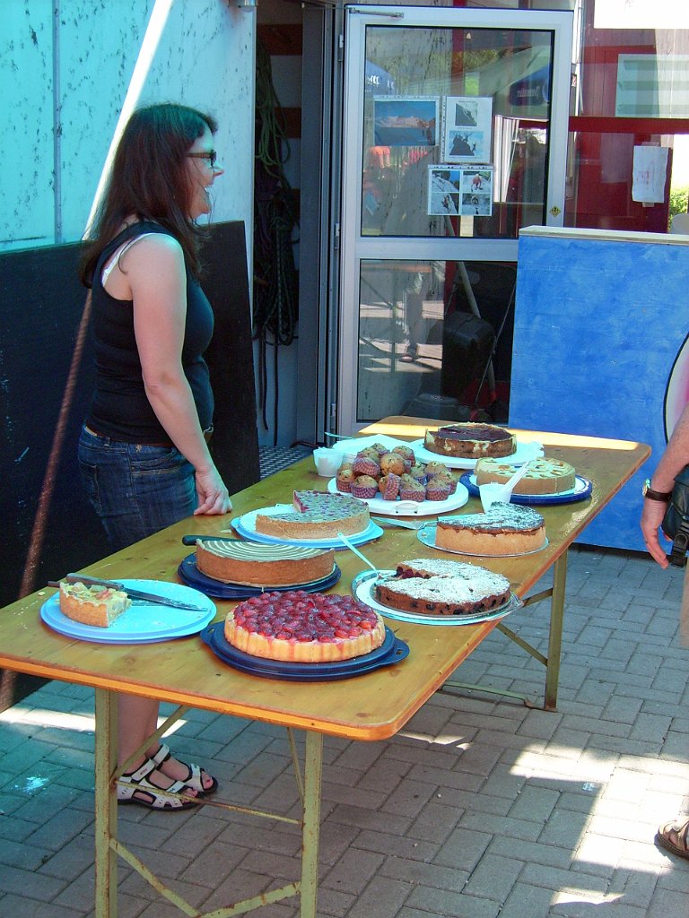 dsci0156.jpg - Die Kuchentheke ist gut bestückt und wird...