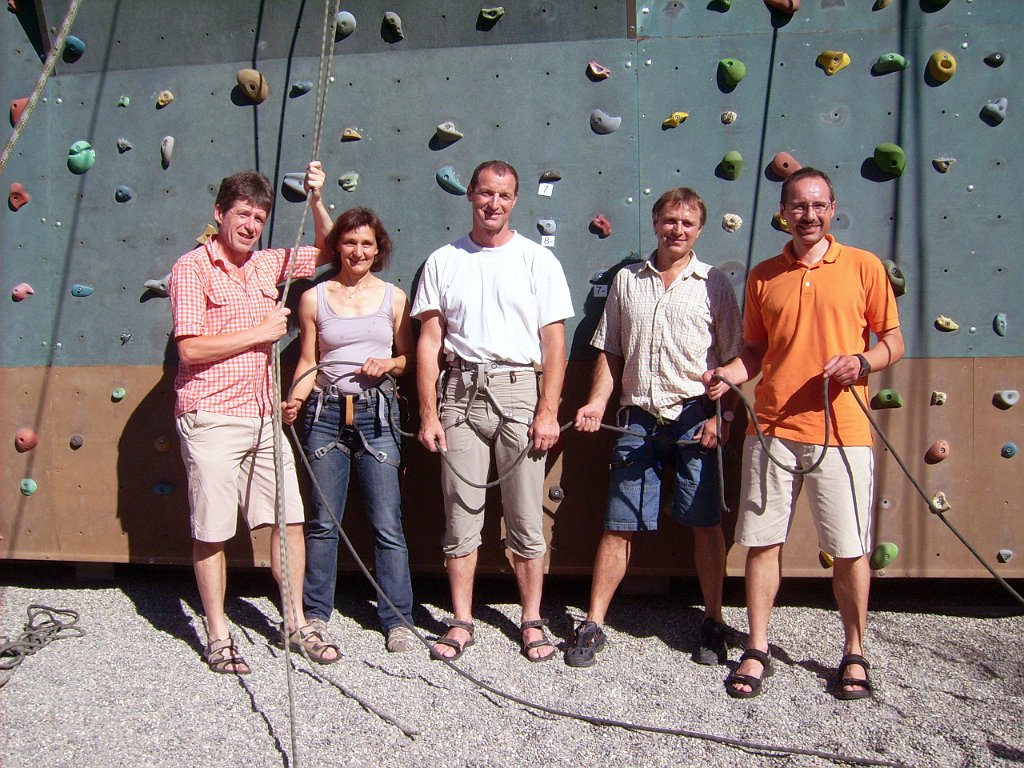 dsci0216.jpg - Gruppenbild nach den Ehrungen; von Links: Bernhard Wolf (1. Vositzender), Magdalena Trayer, Roland Birk, Joachim Trayer, Johannes Müller (2. Vorsitzender)