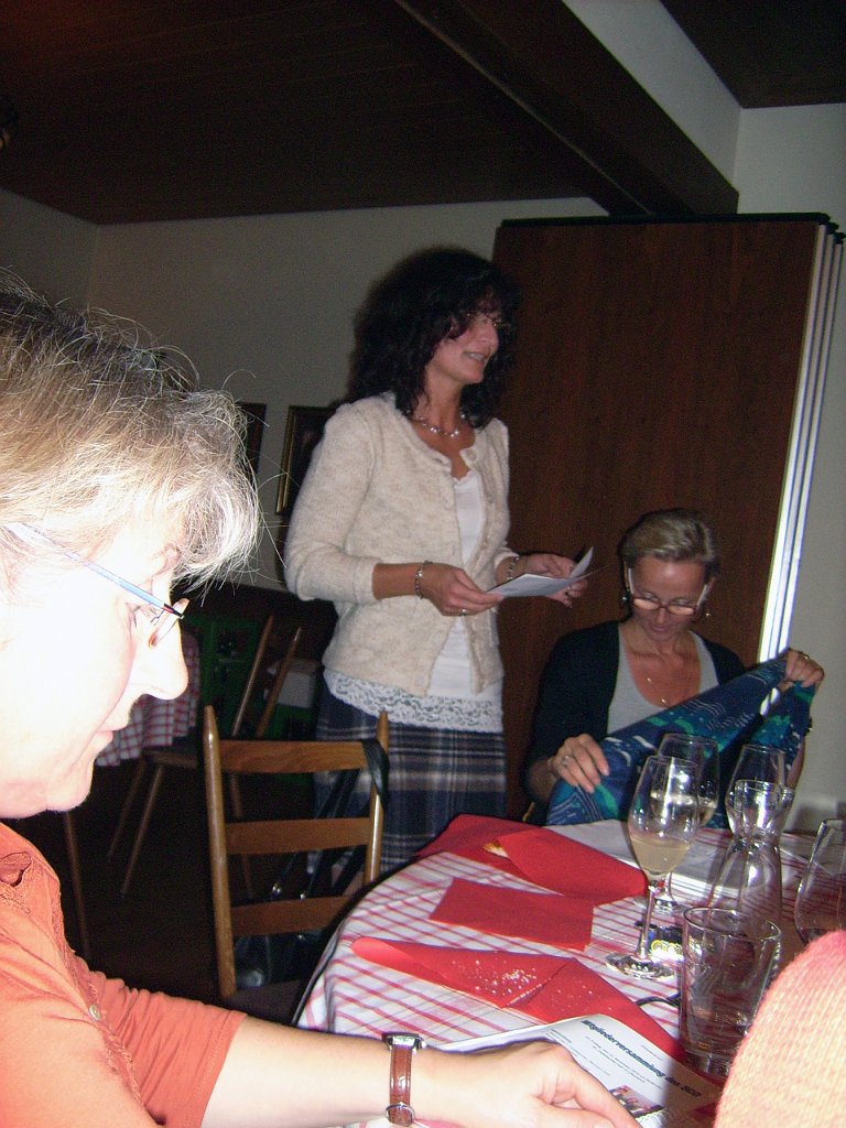 dsci0023.jpg - Roswitha Hurst beim Bericht über die Mitgliedszahlen