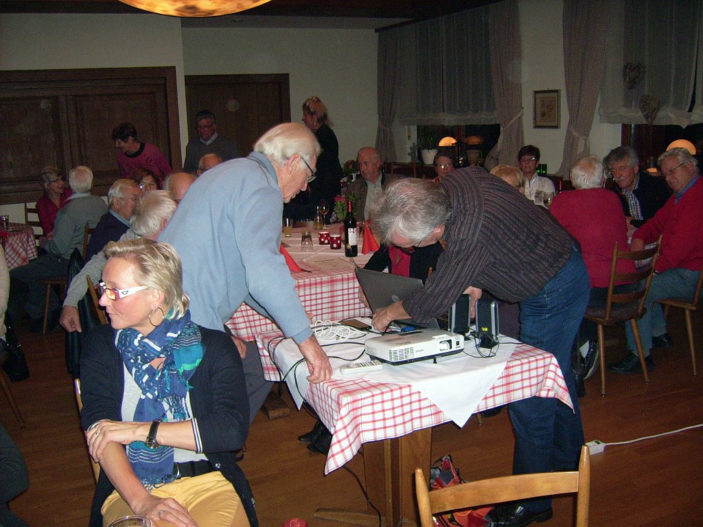 dsci0038.jpg - Aufbau zur Bilderschau über das vergangene Ski-Club-Jahr