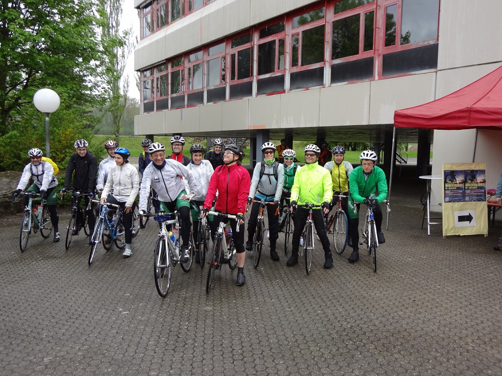 dsc00227.jpg - Die Rennradler mussten am Samstag bei schlechtem Wetter starten