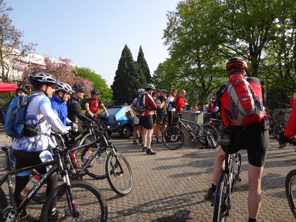 dsc00236.jpg - Vor dem Start einer geführten MTB-Tour