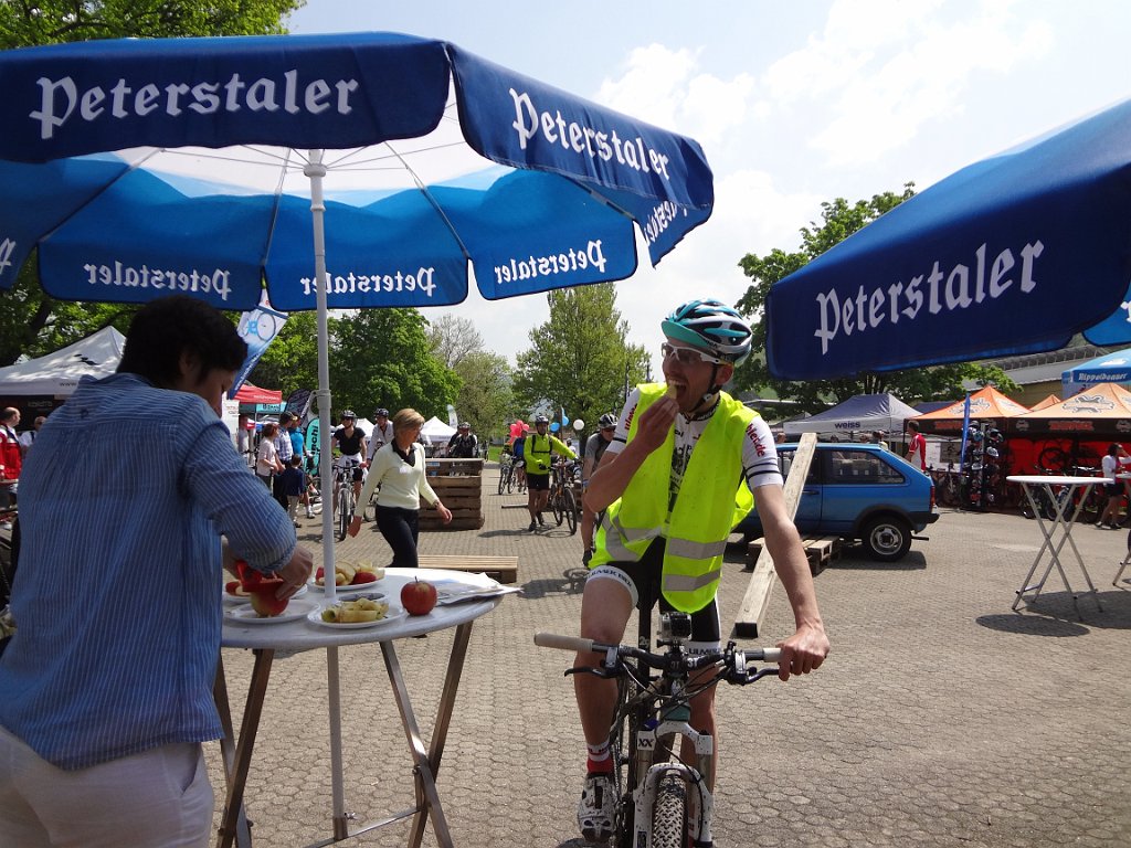 dsc00244.jpg - Nach dem Ende jeder Tour konnte sich jeder Teilnehmer stärken