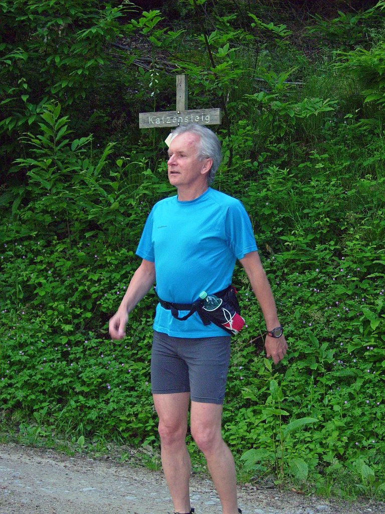 dsci0214.jpg - Harald turnt vor am Gymnastikplatz