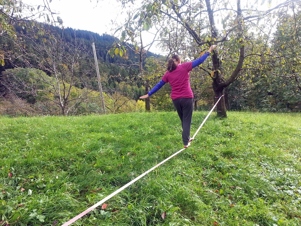 20131010_140957.jpg - Auch das Gehen auf der Slackline ist eine Trainingsform