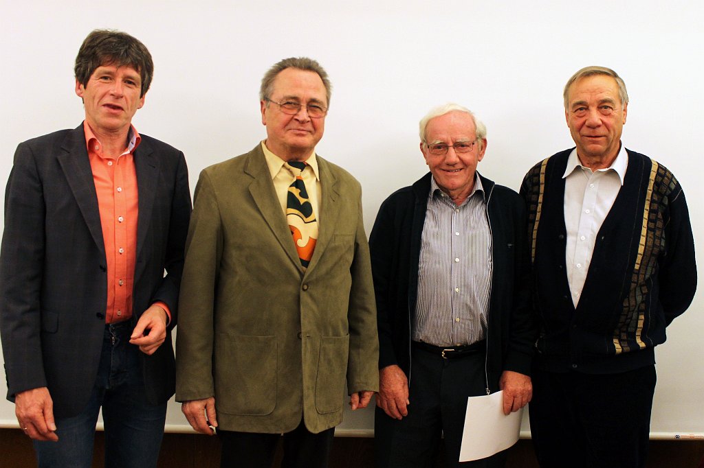 img0064.jpg - Bernhard Wolf nach der Ehrung langjähriger treuer Mitglieder; von links nach rechts: Bernhard Wolf (1. Vorsitzender, Roland Schaub (50 Jahre Mitgliedschaft), Josef Schwab (60 Jahre Mitgliedschaft), Hans Jörg (40 Jahre Mitgliedschaft)