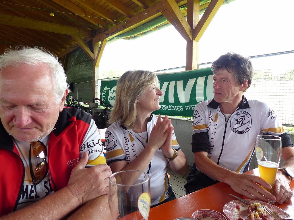 p1040009.jpg - Nach dem Rennen saßen die Skiclubler gemütlich beisammen