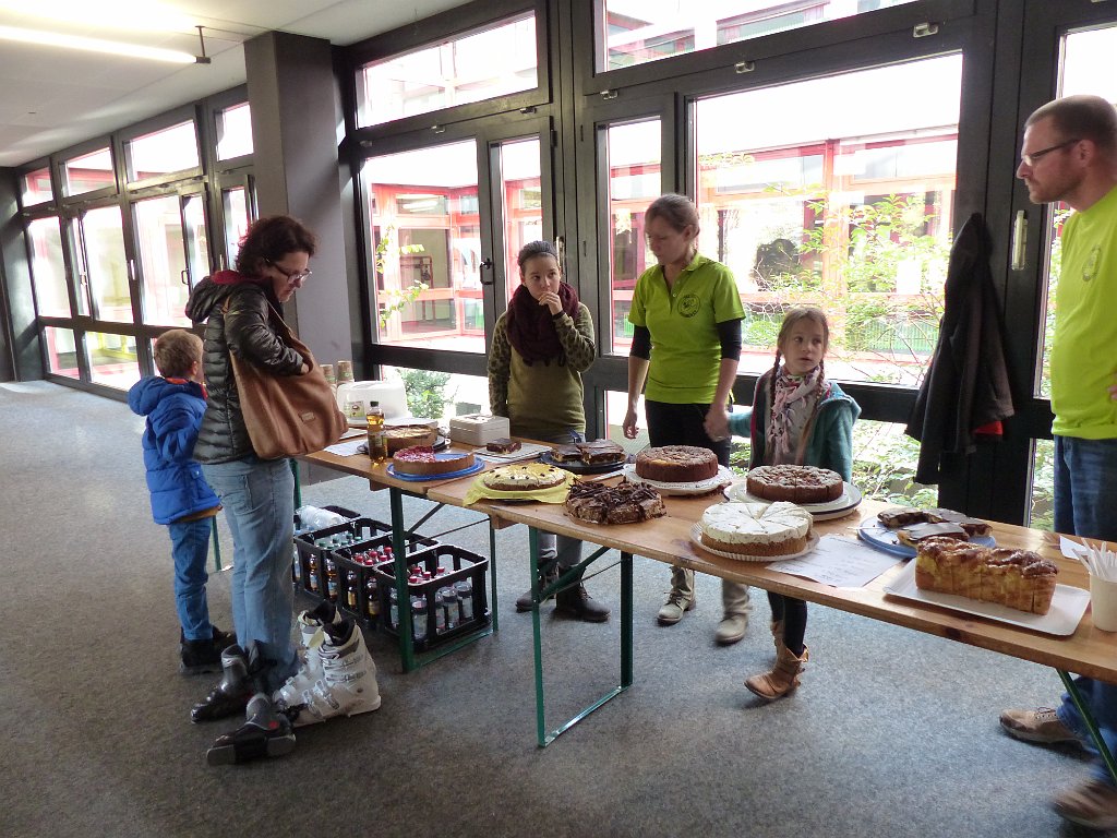 p1050312.jpg - Rennmannschaft + Eltern beim Kuchenverkauf