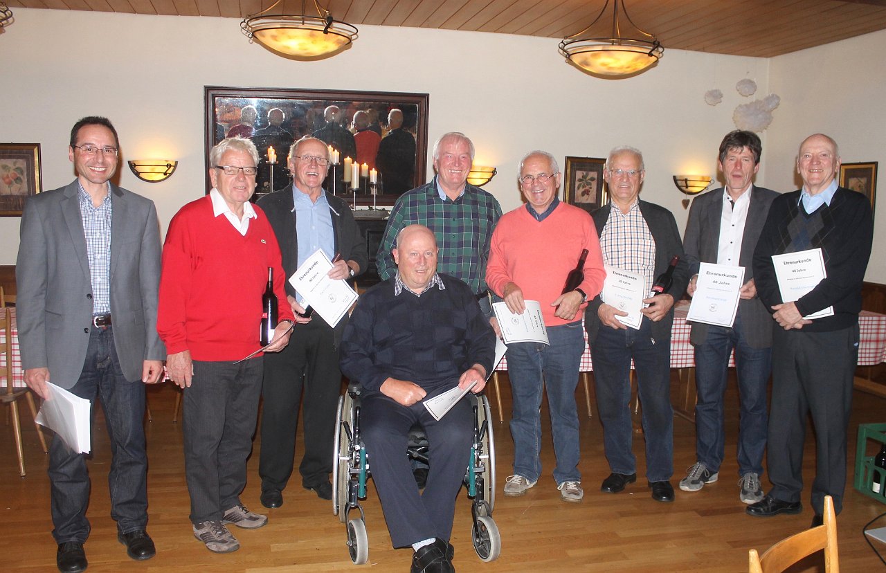 Geehrte2015.jpg - Geehrte für langjährige Treue zum Verein - 40, 50 und sogar 60 Jahre Mitglied in Skiclub Oberkirch!(Foto: Katharina Reich)