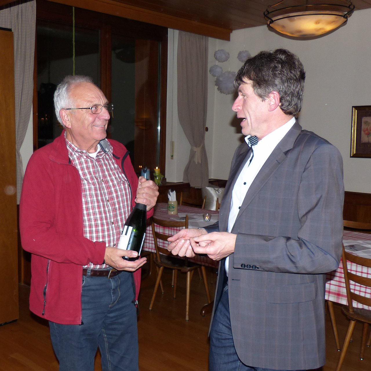 P1060844.JPG - Bernhard Wolf dankt Jügen Lucht für 28 Jahre Vogesenwanderung!