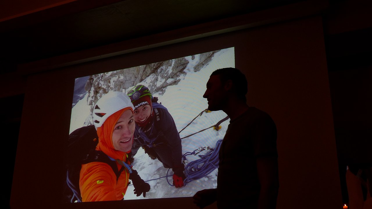 P1060859.JPG - Während des Vortrags: das Bild zeigt Martin und seinen Bergkameraden im sogenannten Hinterstoißer-Quergang der Eiger Nordwand