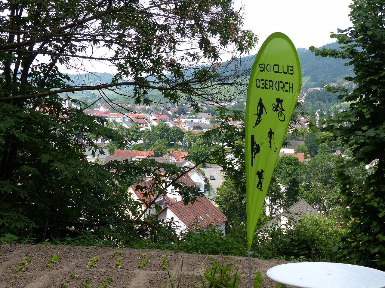 P1080324.jpg - Schöner Blick vom Fuß des Kletterfelsens hinab nach Oberkirch