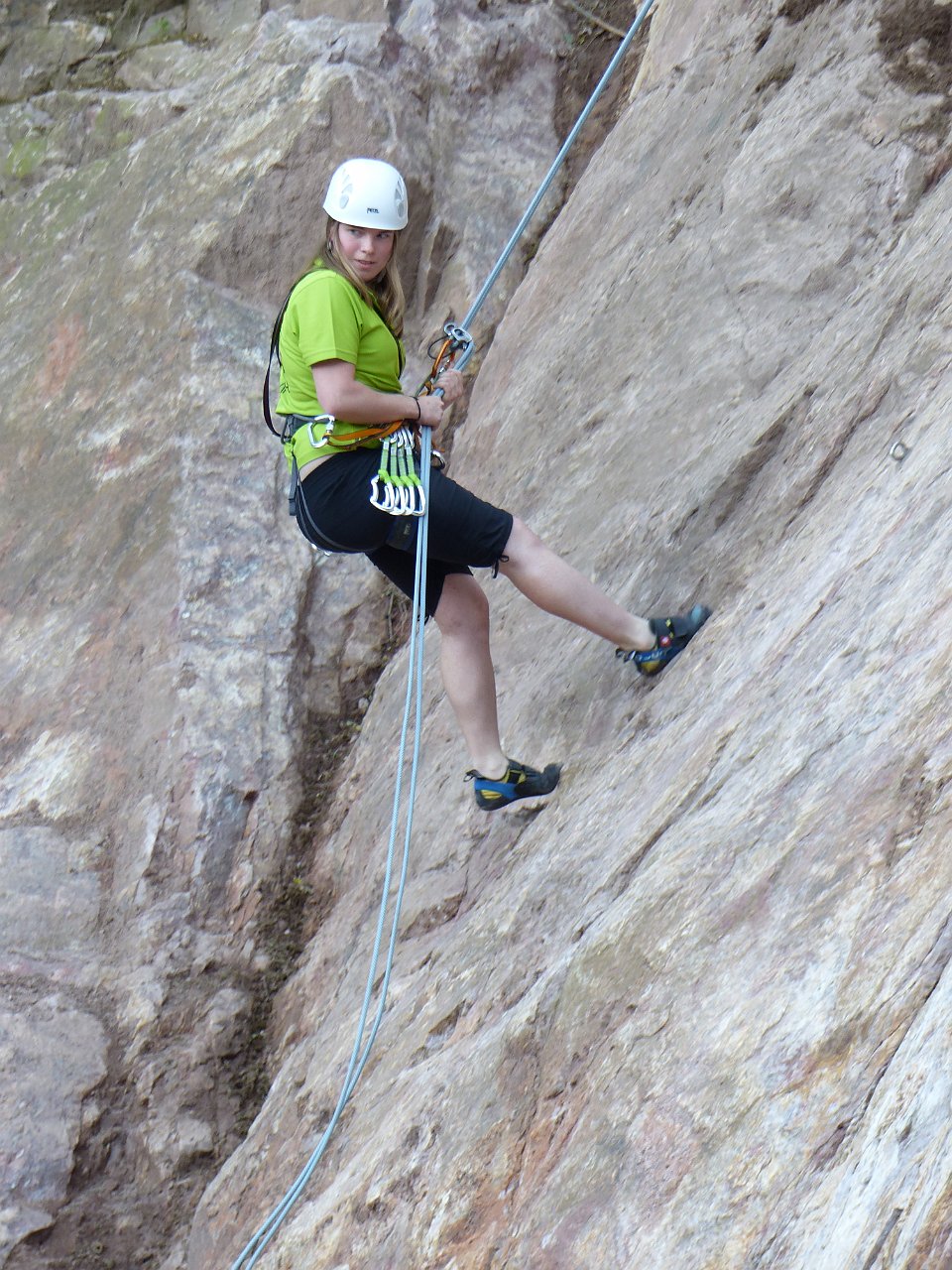 P1080433.jpg - Diana beim Abseilen nach dem Hochklettern