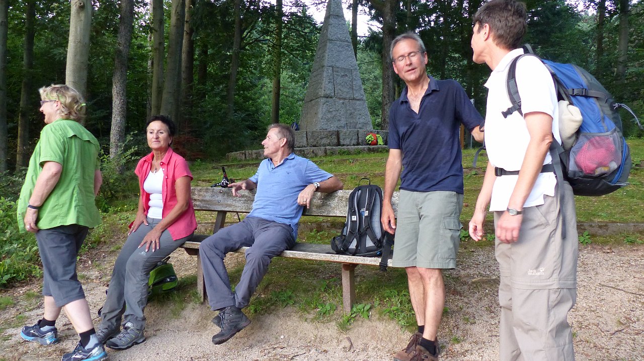 P1080692.jpg - Geschafft - am Schwalbenstein wurden die 13 Wanderer von 3 weiteren erwartet, die direkt hochgegangen waren