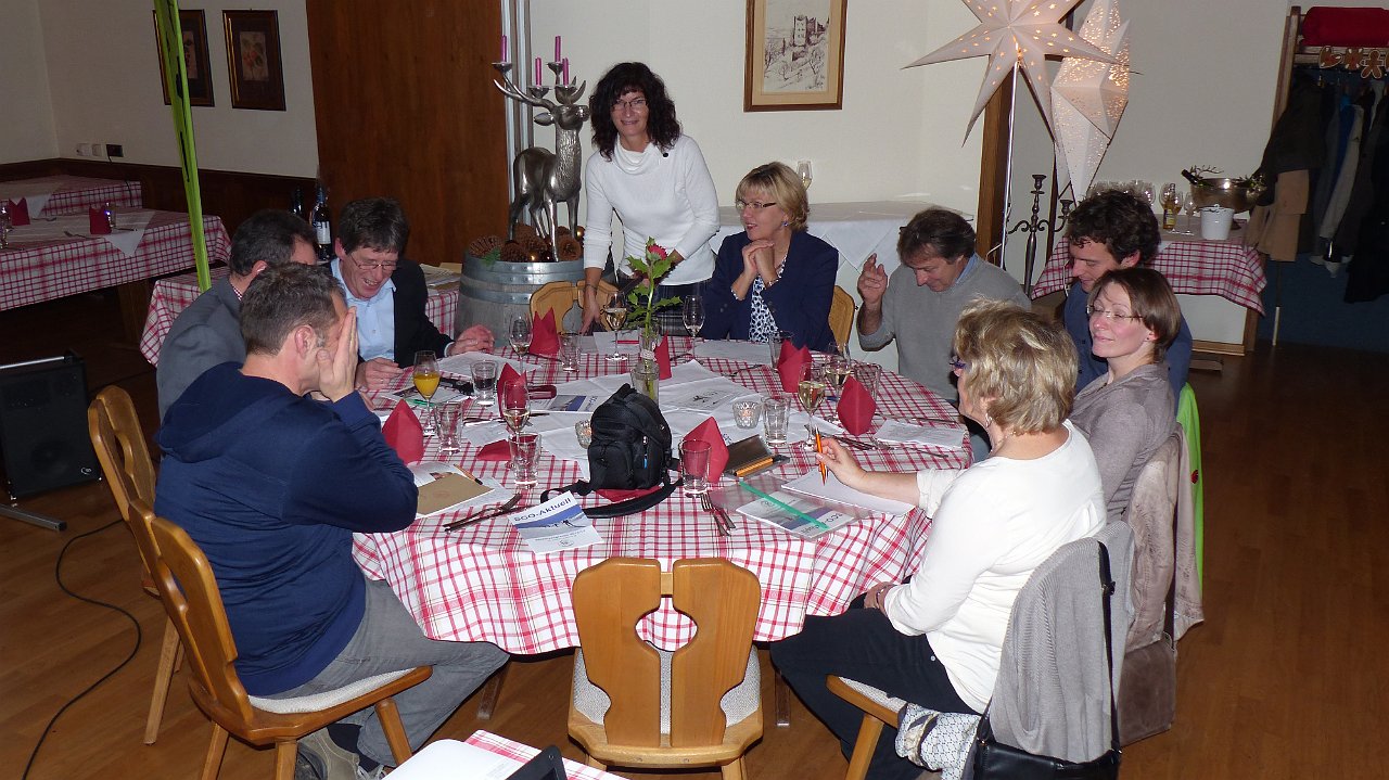 02_P1090775.jpg - Die Vorstandsrunde bei abschließenden Vorbereitungen