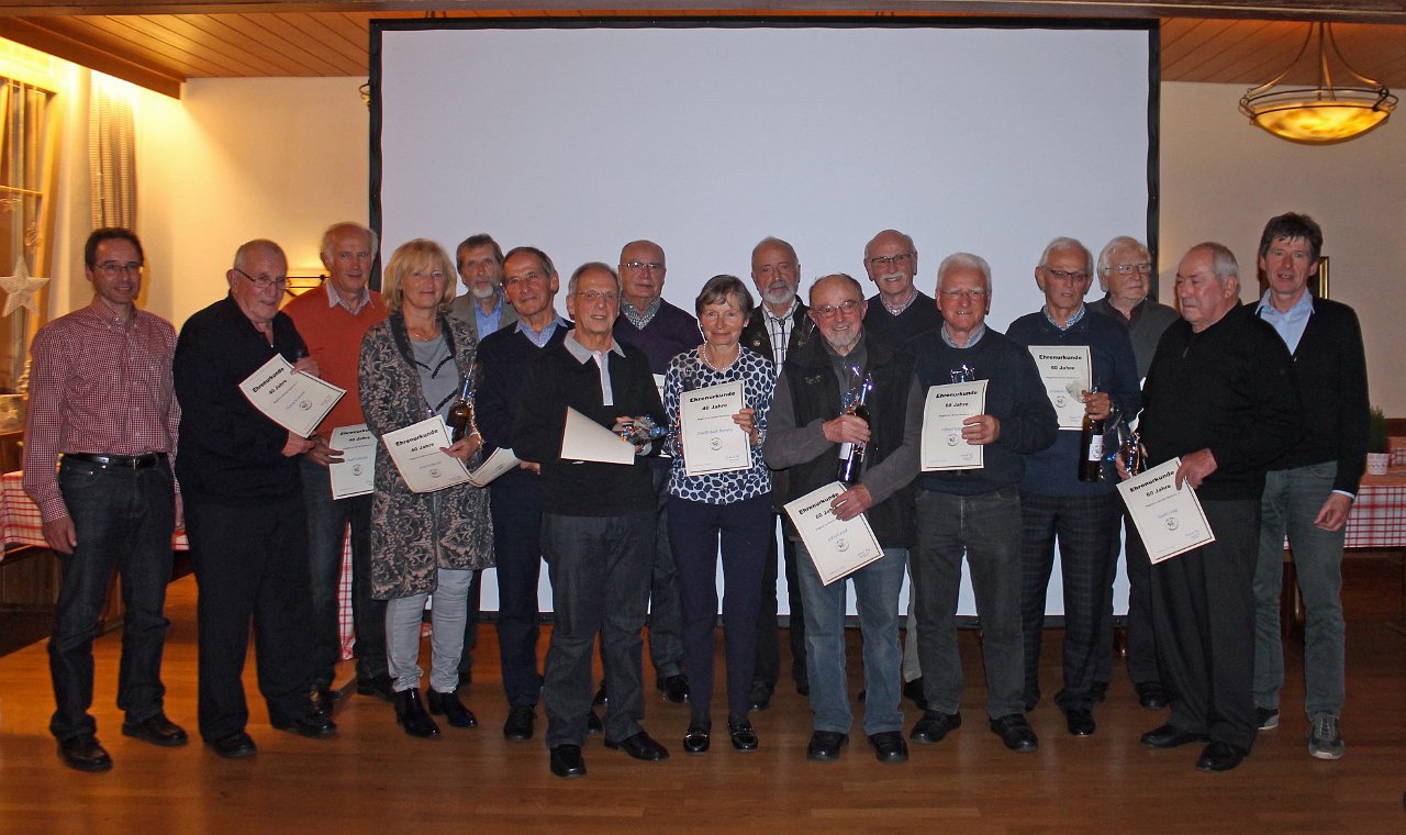 11_IMG_7062.jpg - Langjährige treue Mitglieder des Vereins nach der Ehrung für 40, 50 und 60 Jahre Mitgliedschaft im Skiclub Oberkirch