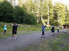 02 Gymnastik unterwegs beim Holzplatz